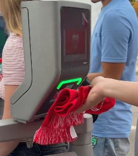 Góc Nhìn Go88: Dijon đẩy khăn choàng thay vé mùa: CĐV cầm khăn quét mã vào sân