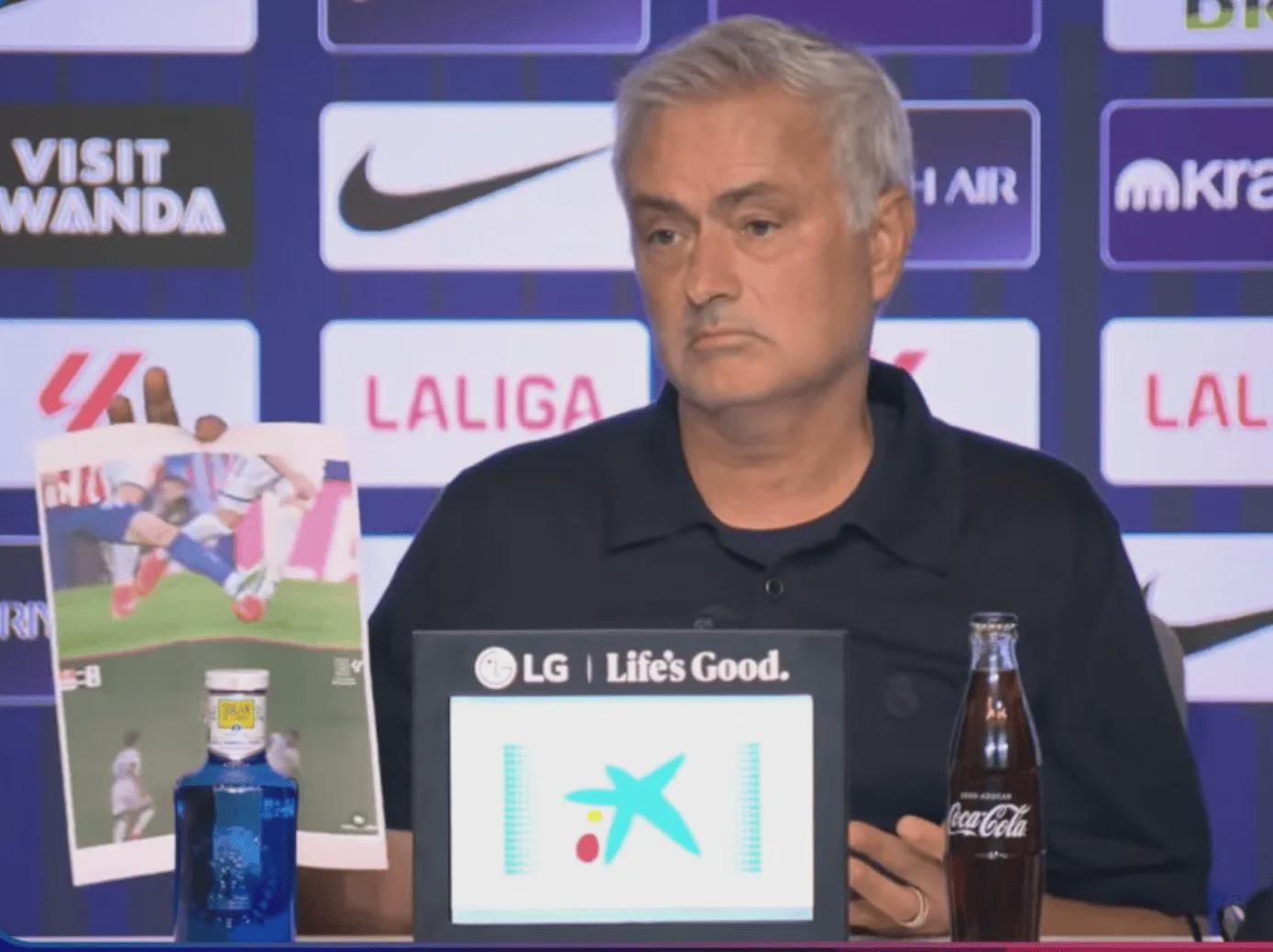 Góc Nhìn Go88: Mou 63 tuổi họp báo đưa ra 1 tờ giấy! Trên đó in 2 pha phạm lỗi ác của Atletico, giậ