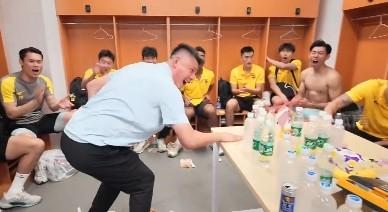 Góc Nhìn Go88: Trợ lý HLV Quảng Châu Báo nói trong phòng thay đồ sau trận: Chúng ta chỉ còn một bướ